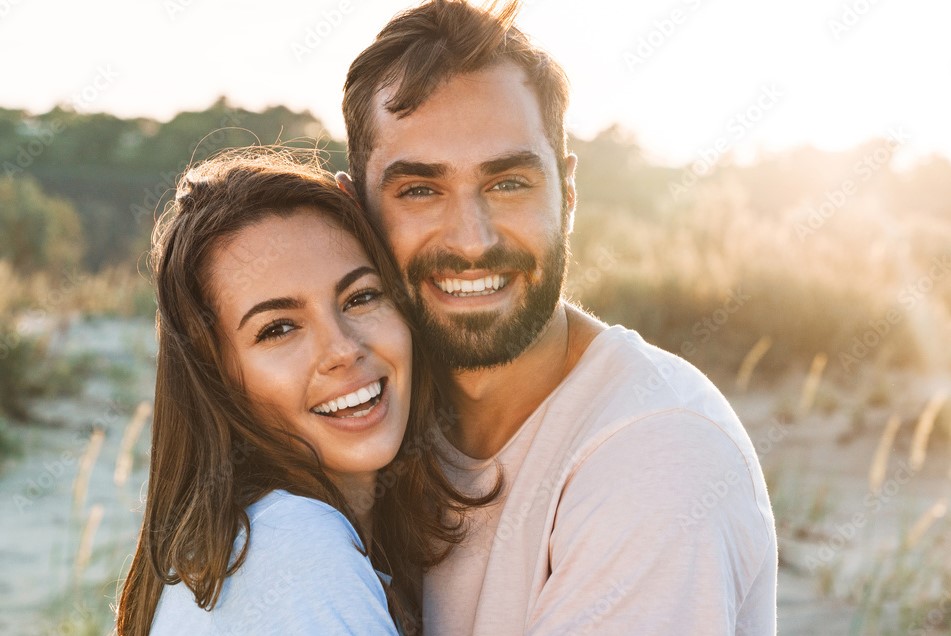 casal abraçados sorrindo