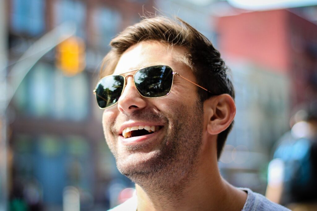 homem de óculos escuros sorrindo