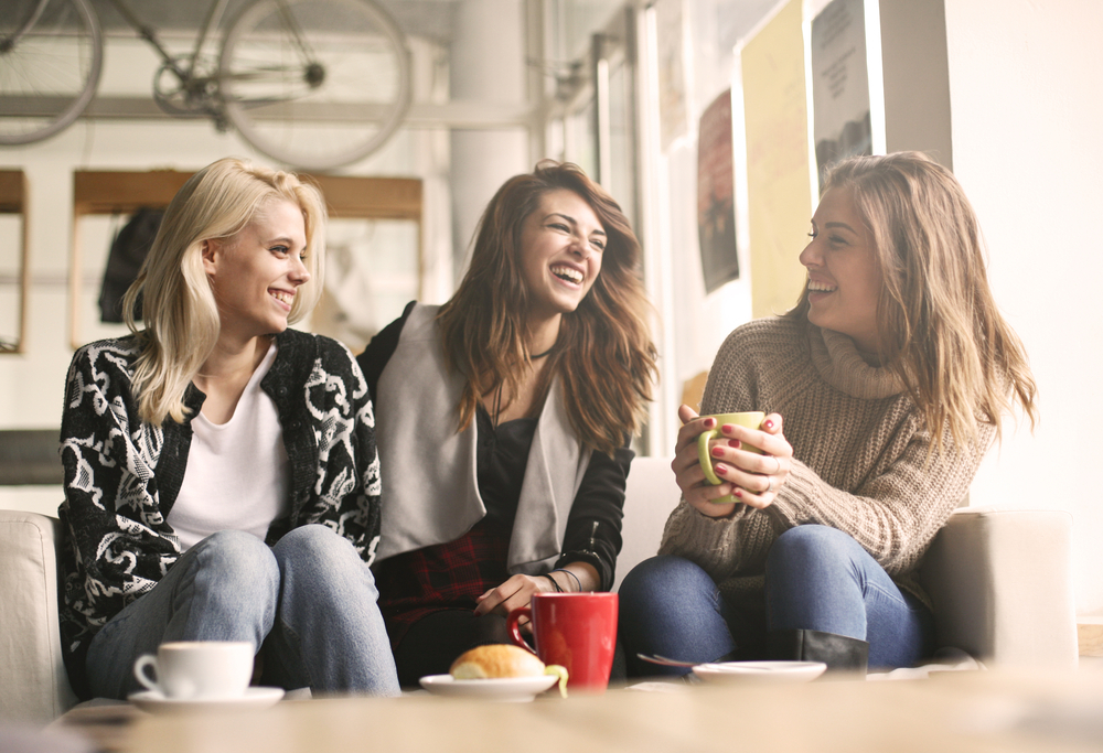 Três mulheres sentadas conversando