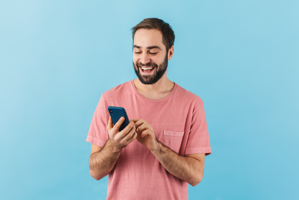 Homem feliz olhando o celular