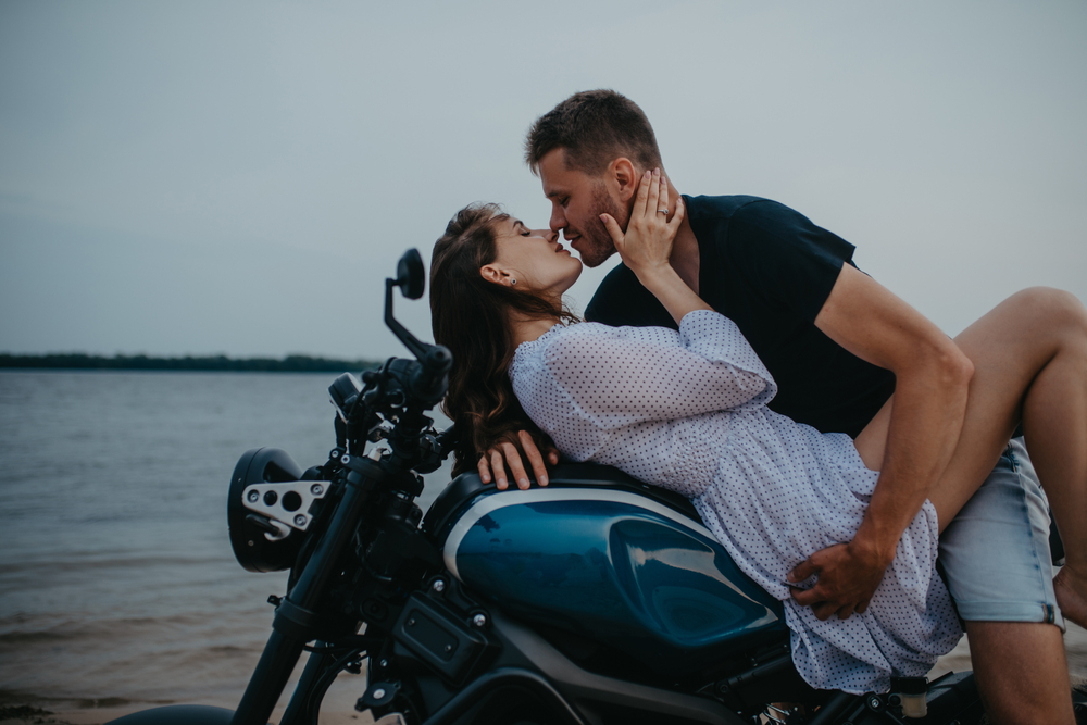 Casal se beijando em cima da moto