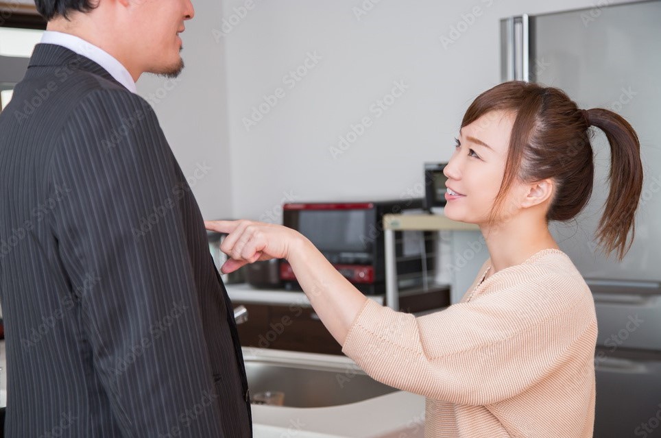 Homem de palito preto e mulher de frente para ele com o dedo em seu peito sorrindo
