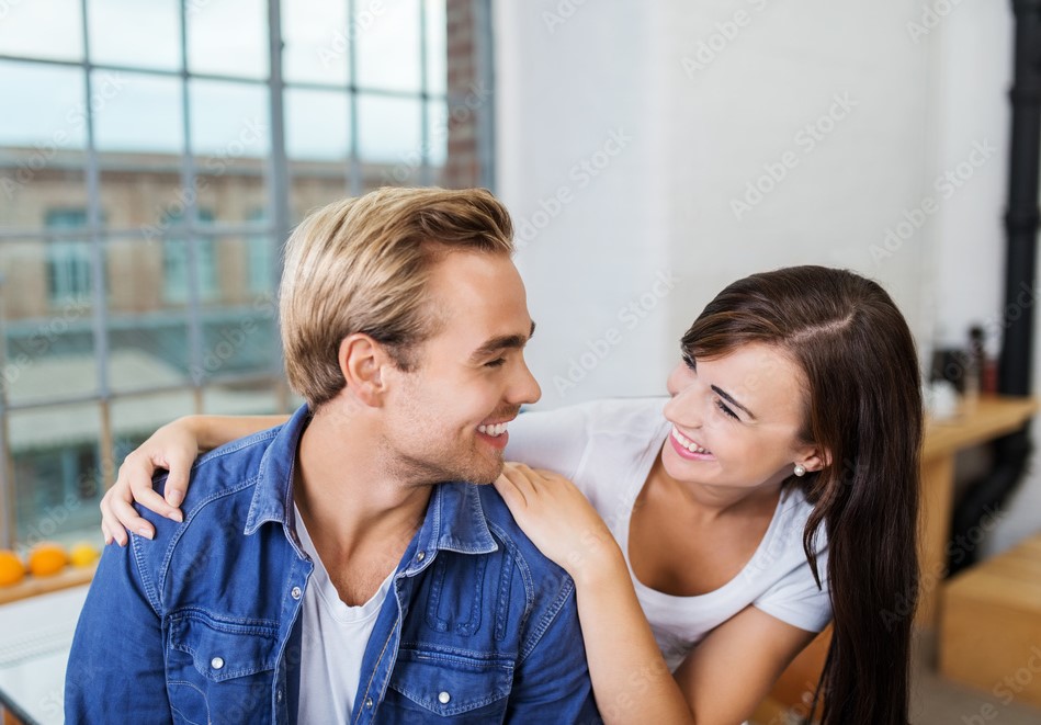 Mulher abraçando homem por trás e sorrindo