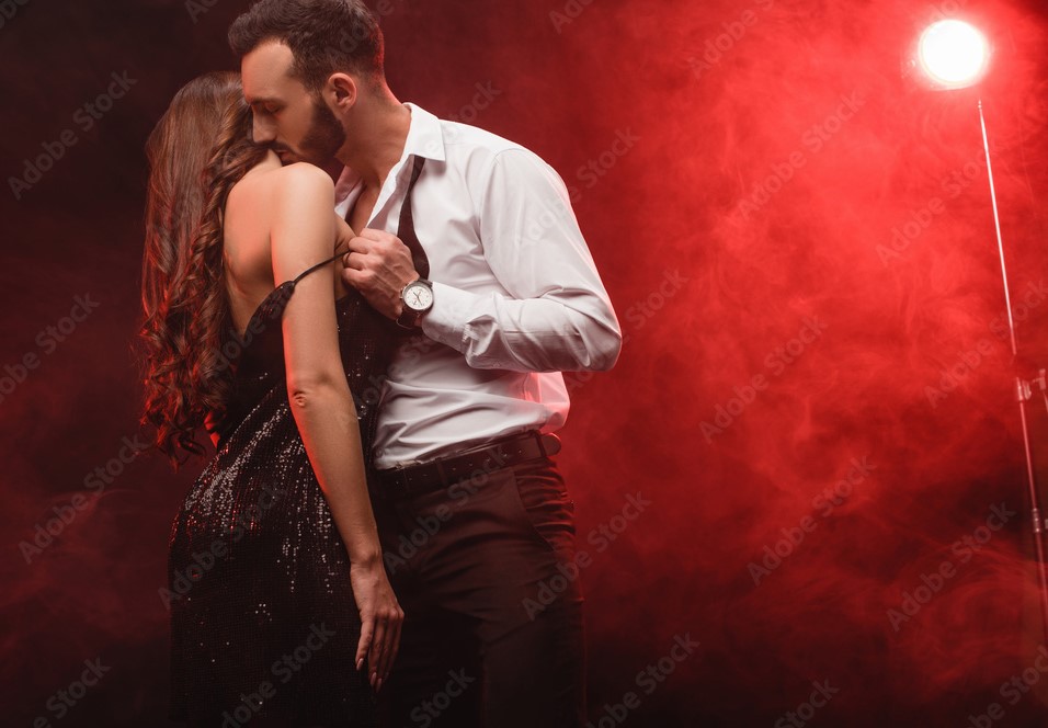 Homem abraçado com mulher cheirando o seu pescoço