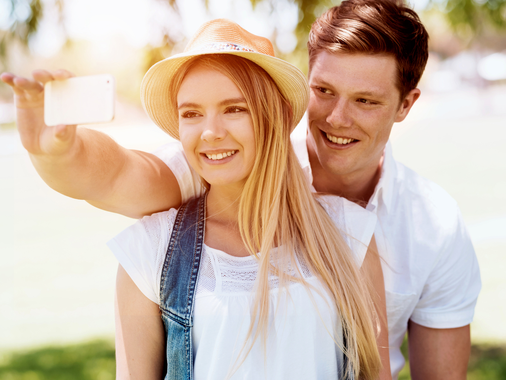 Casal feliz bem vestidos tirando selfie