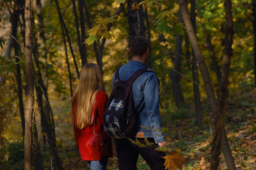 casal jovem passeia pela floresta