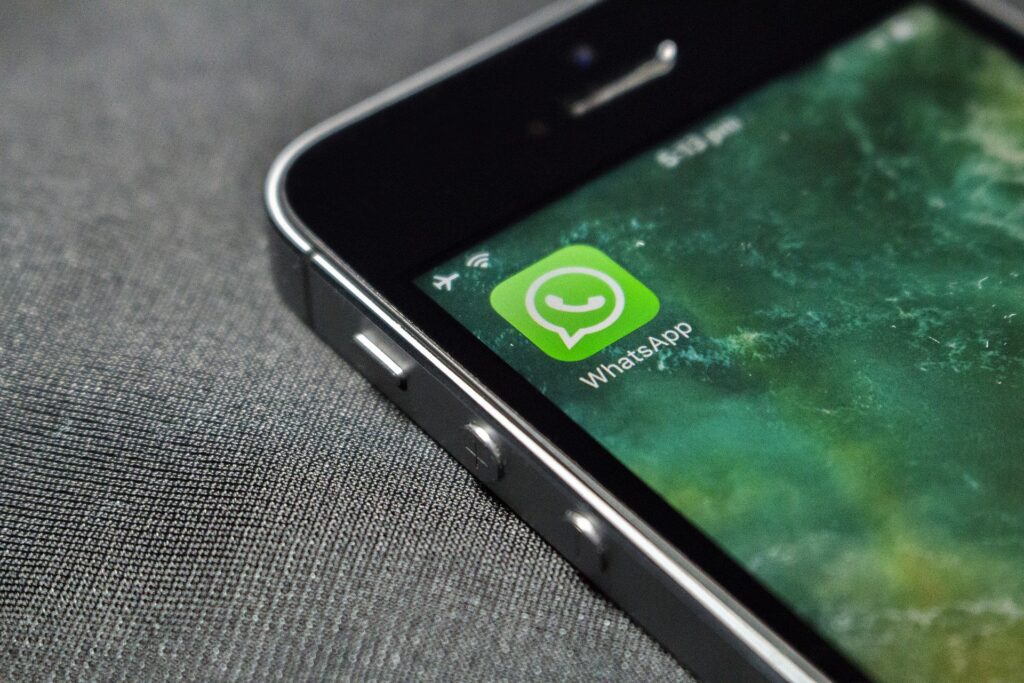 celular com a tela ligada exibindo o ícone do Whatsapp
