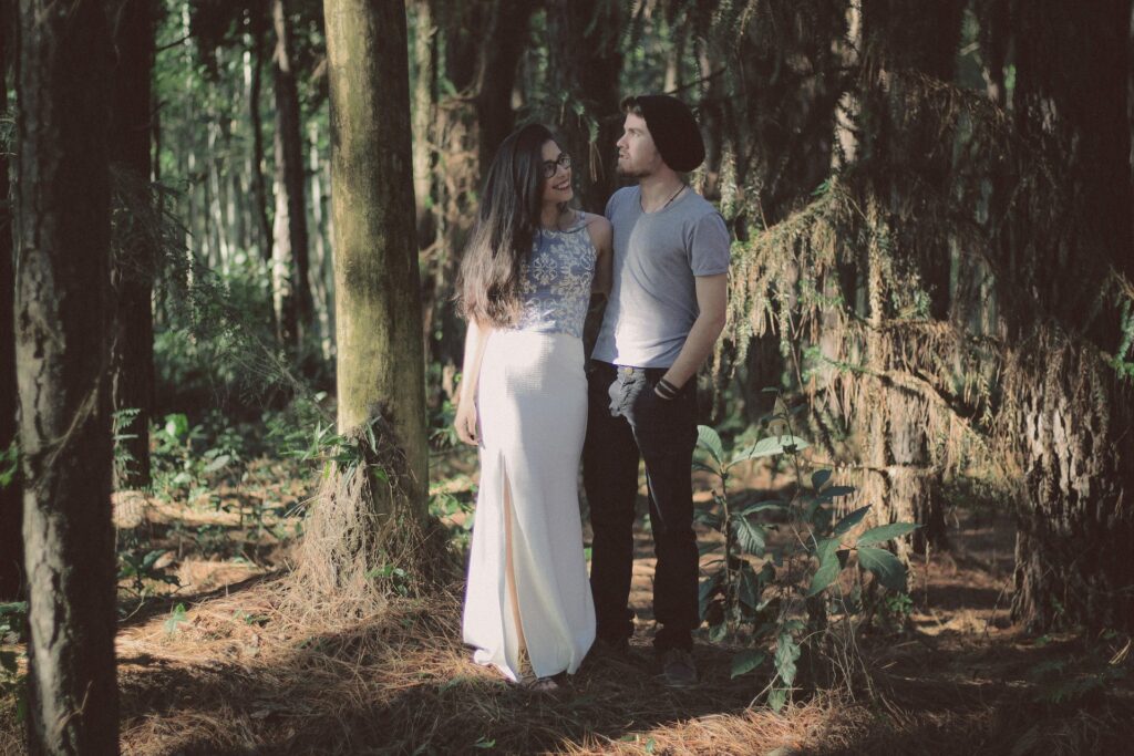 casal abraçado e conversando em um bosque