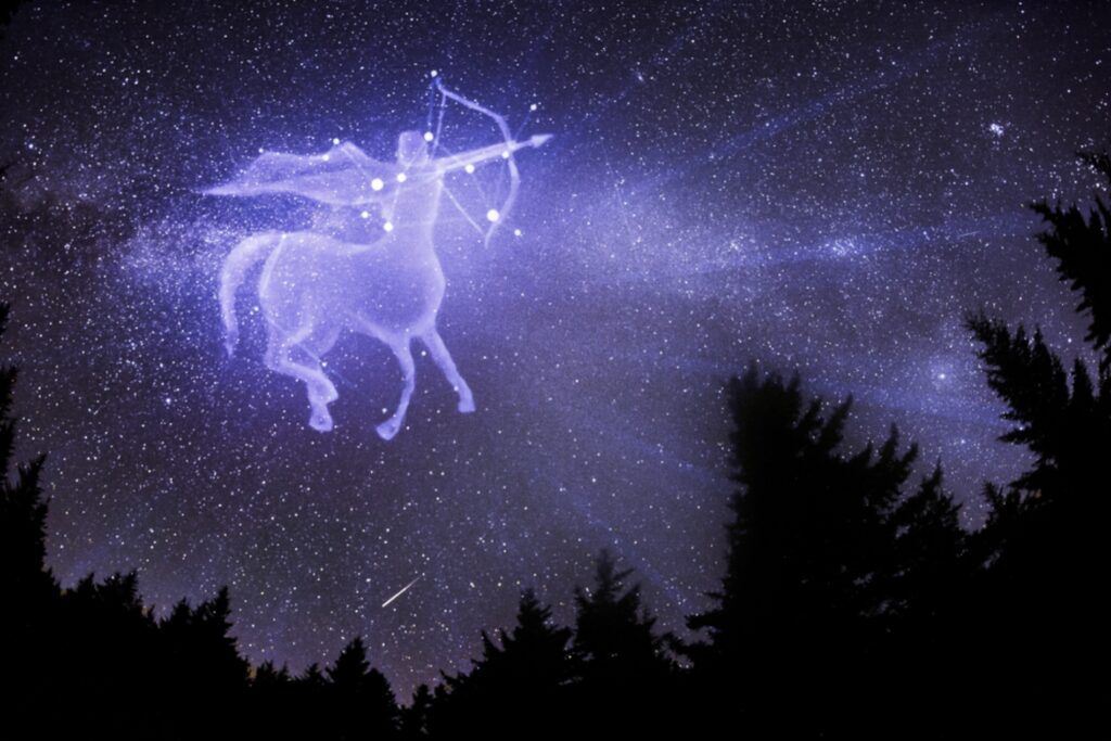 centauro que simboliza a constelação de sagitário brilhando no céú estrelado