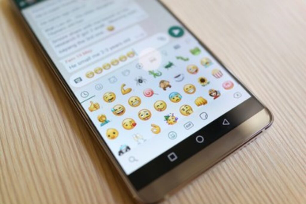 celular com aplicativo whatsapp aberto exibindo chat de conversa e emotions